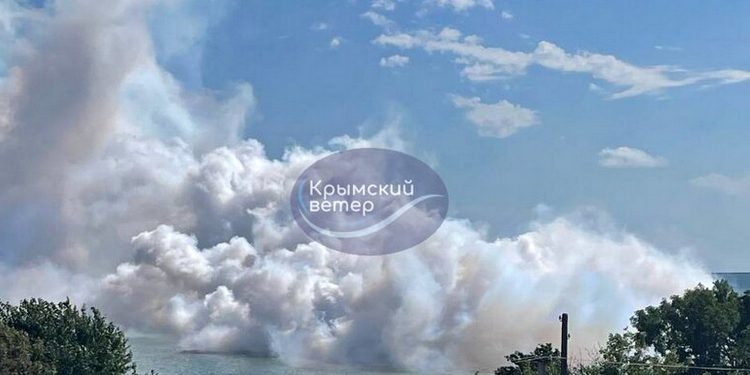 Керченський міст у диму.