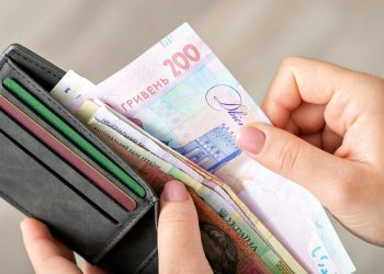 Зарплати в Україні.