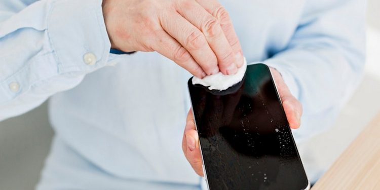 Протирання смартфона.