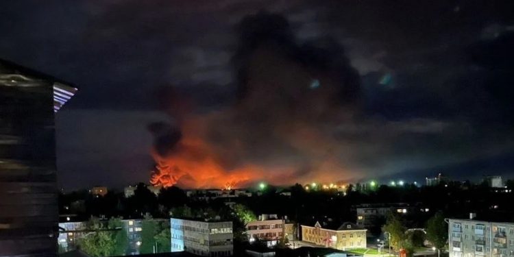 Вибухи на аеродромі Пскова РФ