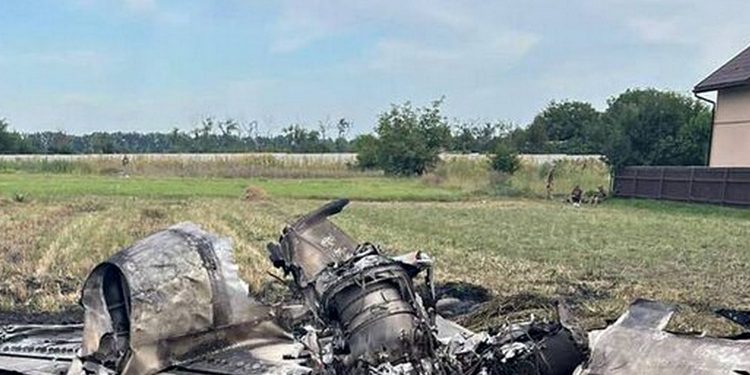 Уламки літаків.