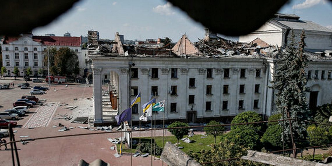 Зруйнований драмтеатр у Чернігові.