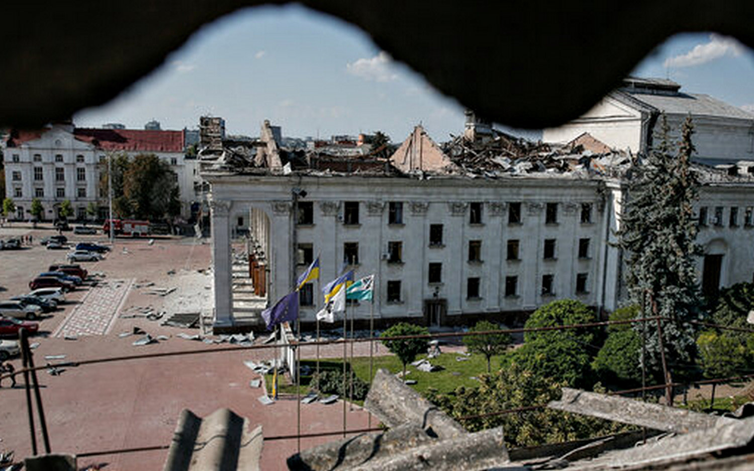 Зруйнований драмтеатр у Чернігові.