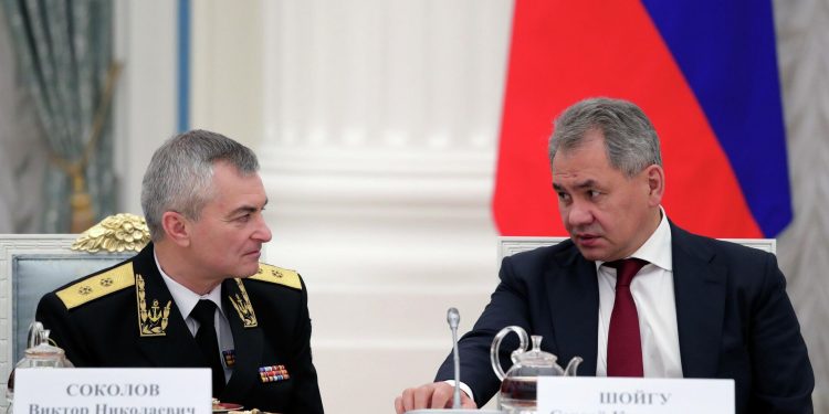 Командувач ЧФ РФ Вікор Соколов і Сергій Шойгу