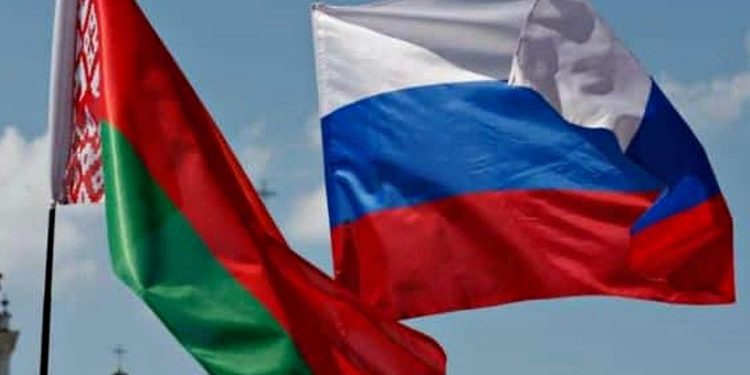 Прапори Росії та Білорусі.