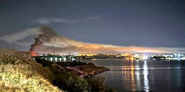 Дим над Севастополем.