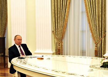Путін за столом переговорів.