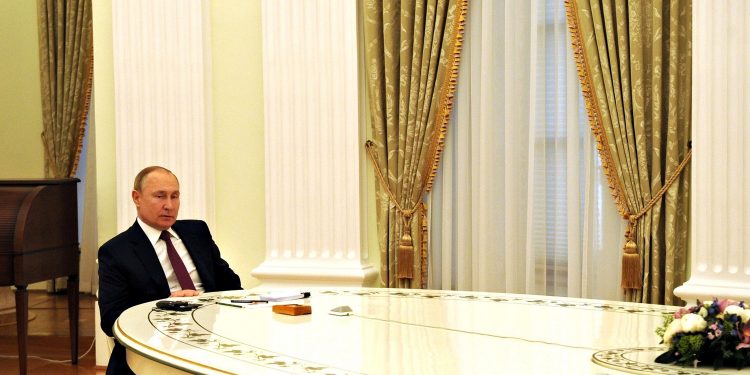 Путін за столом переговорів.