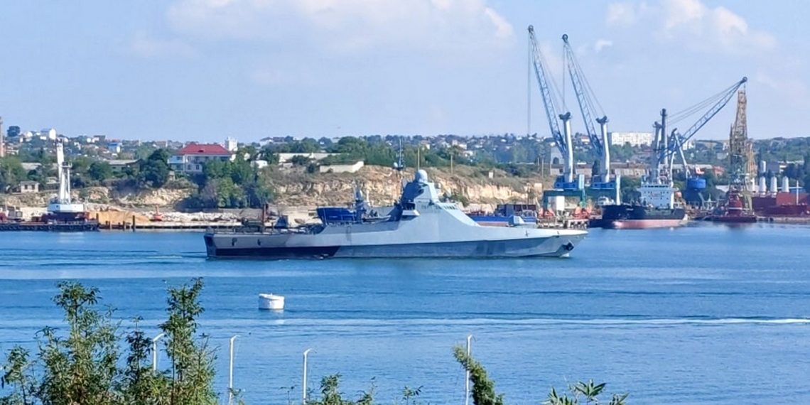 Російський військовий корабель.