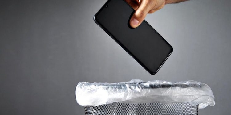 Смартфон і сміттєвий кошик.