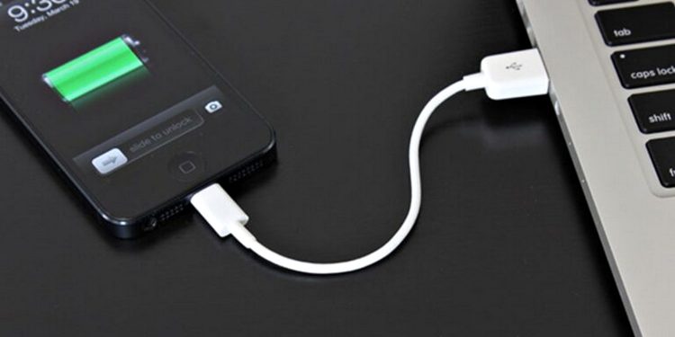 Заряджання смартфона.