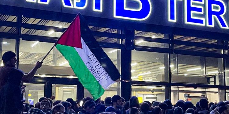 Погром в аеропорту Махачкали в РФ