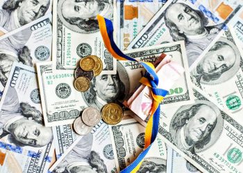 Гривні та долари.