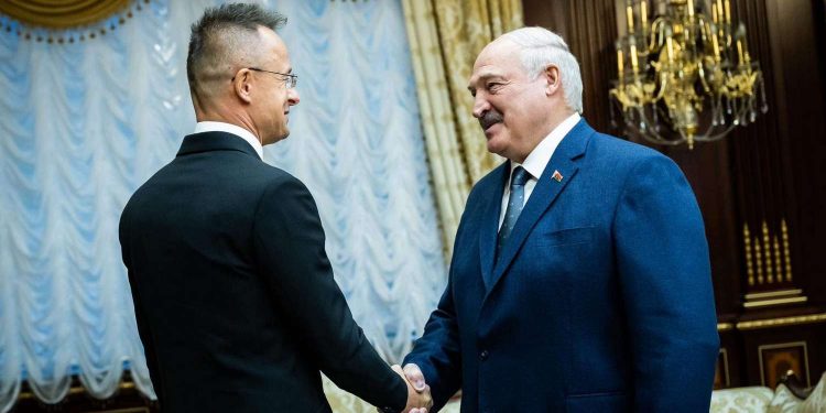 Сійярто і Лукашенко.