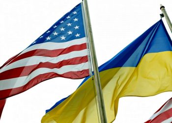 Прапори США та України.