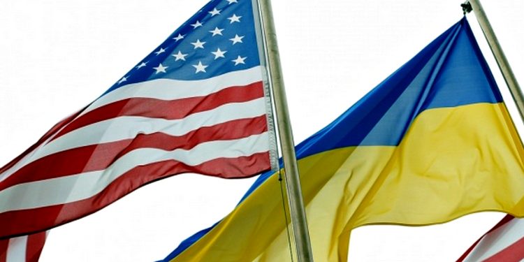 Прапори США та України.