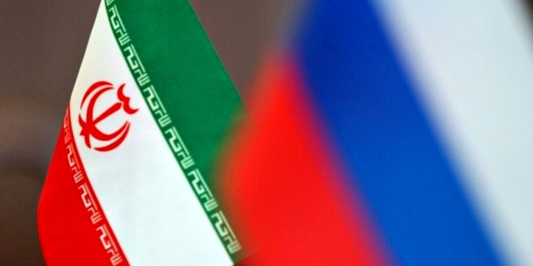 Прапори Ірану і РФ.