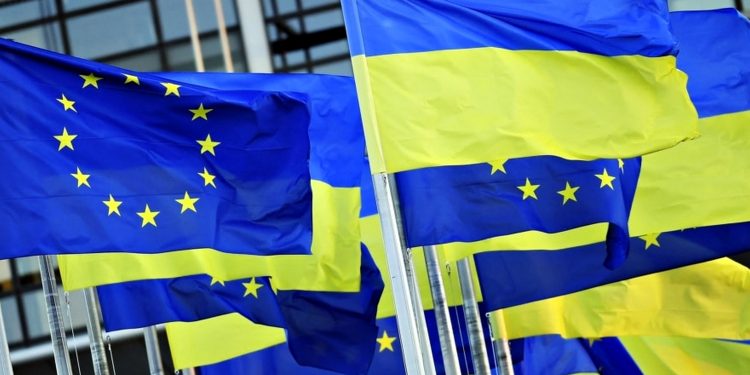 Прапори ЄС і України.