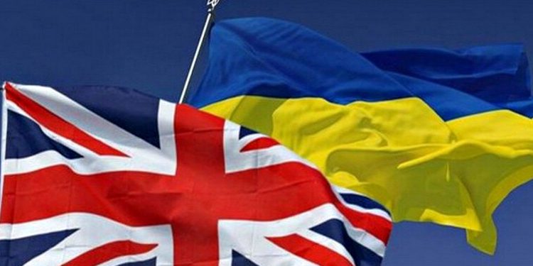 Прапори України та Великої Британії.