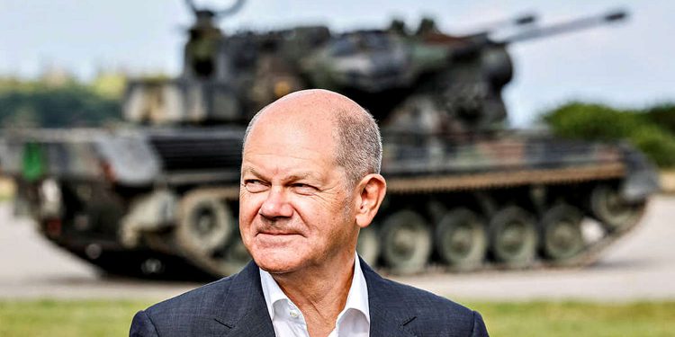 Шольц на тлі допомоги.