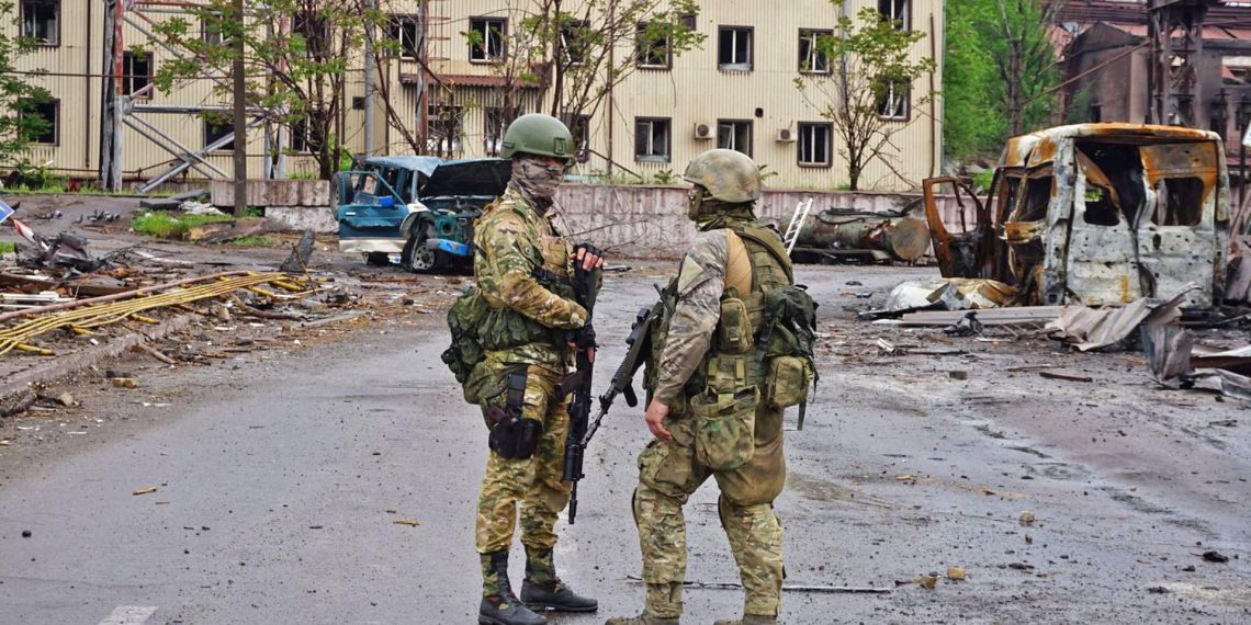 Російські окупанти в Маріуполі