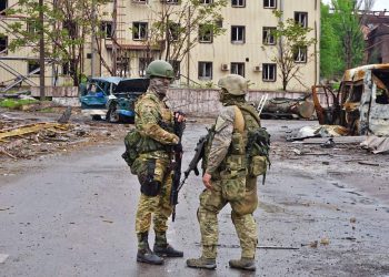 Російські окупанти в Маріуполі