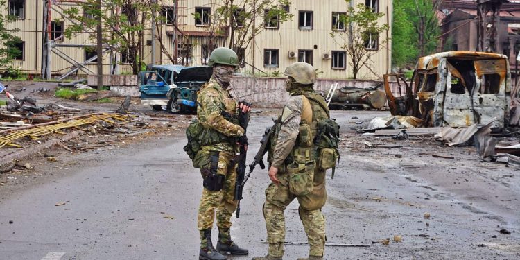 Російські окупанти в Маріуполі