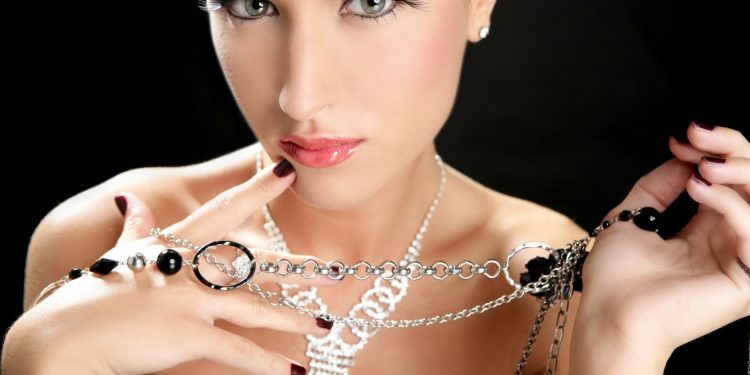 Элегантность и прочность: секреты популярности ювелирных изделий из серебра