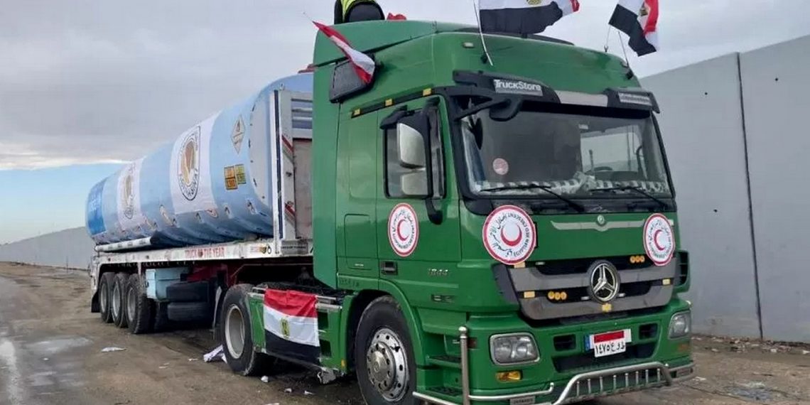 Вантажівка з паливом.