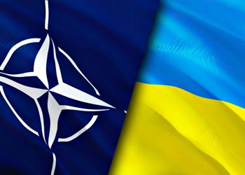 Прапори НАТО та України.