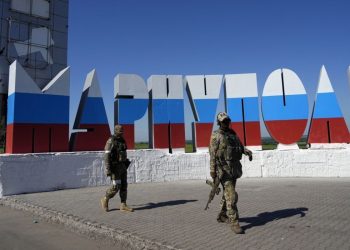 Російські окупанти в Маріуполі