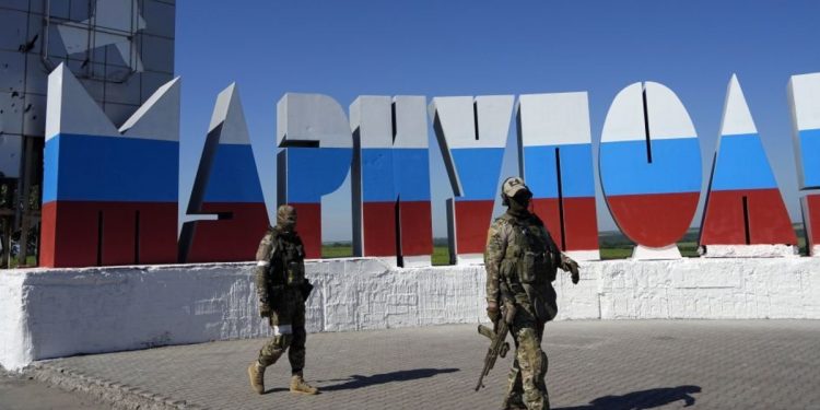 Російські окупанти в Маріуполі