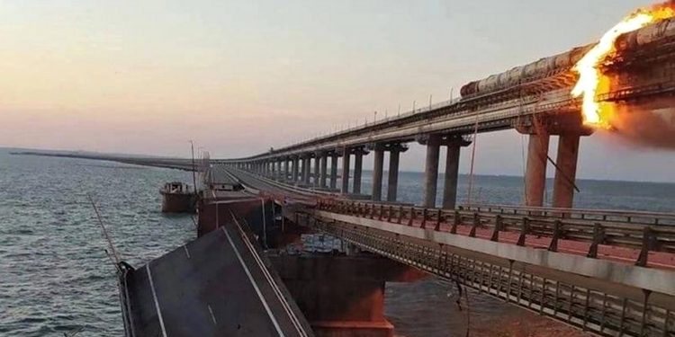 Підірваний міст до Криму.