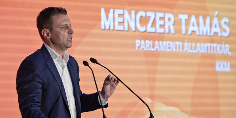 Тамаш Менцер.