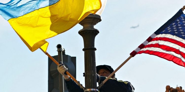 Прапори України та США.