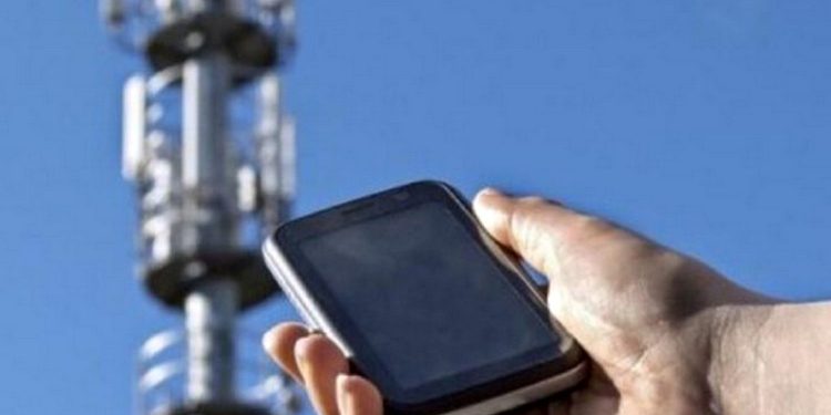 Смартфон і вежа.