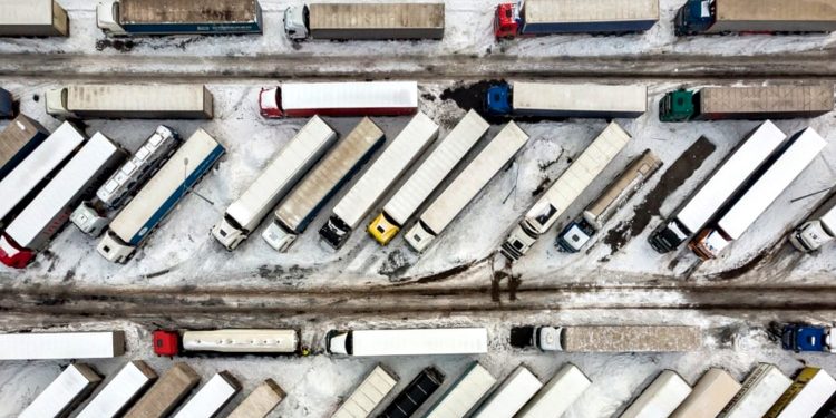 Авто біля кордону.