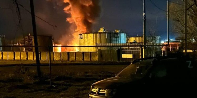 Удар БПЛА по нафтобазі у Луганську 4 грудня