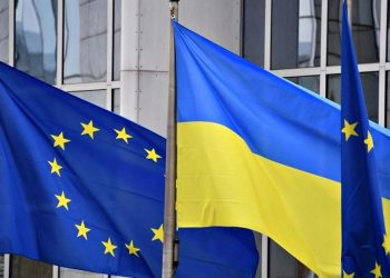 Прапори ЄС і України.