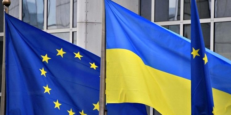 Прапори ЄС і України.