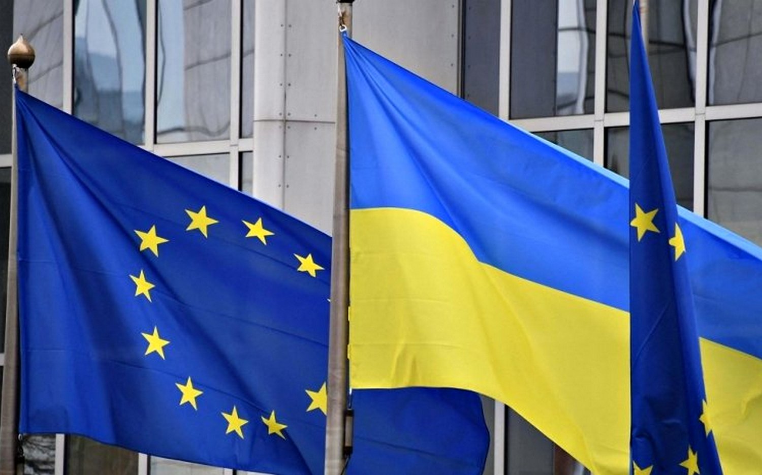Прапори ЄС і України.