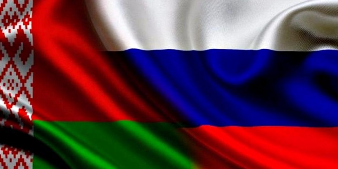 Прапори Білорусі та Росії.