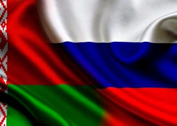 Прапори Білорусі та Росії.