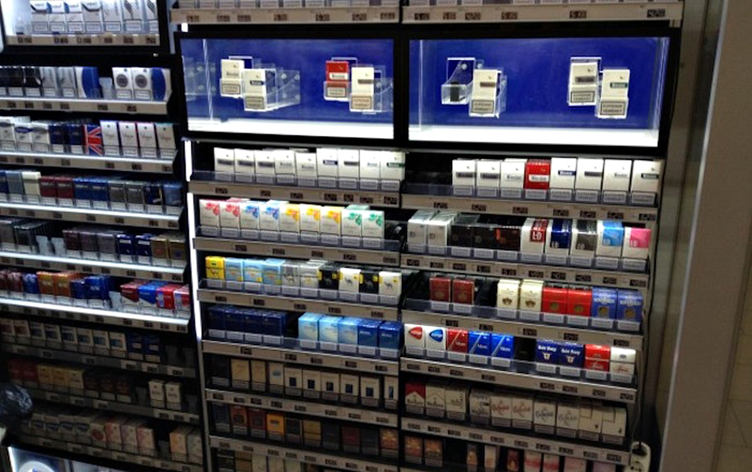 В каком магазине можно купить сигареты. Сигареты ассортимент. Магазин сигарет. Прилавок сигарет. Витрина для сигарет.
