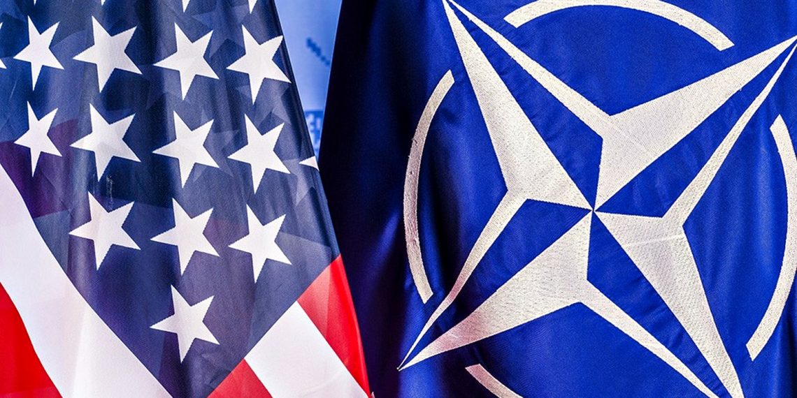 Прапори США і НАТО.