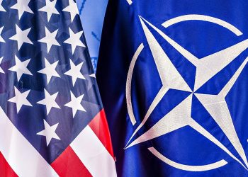 Прапори США і НАТО.