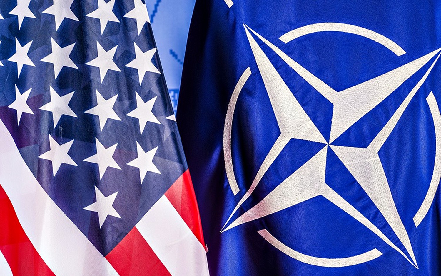 Прапори США і НАТО.