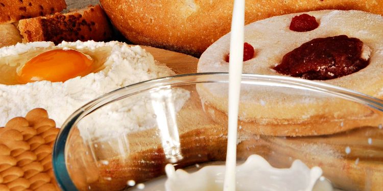 Яйця, молоко і хліб.