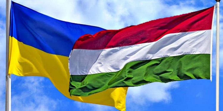 Прапори України та Угорщини.