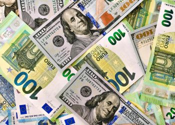 Долари та євро.